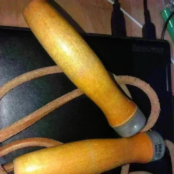 Vintage jump rope. Wood handles and leather rope - Picture 1 of 2